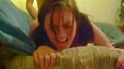 Il ragazzo come un uomo era sdraiato sul letto con le mani dietro nonne video hard gratis la testa, e la moglie Pai stava lavorando sul pollo con le mani e la bocca