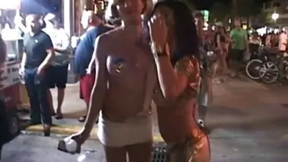 Di notte arrivò nella stanza di suo fratello, i film hard gratis cominciò a strofinare i capezzoli con un cerchio e finì nel suo petto