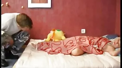 Una donna kazaka fa sembrare il sudore sornione, attira l'attenzione video hard con animali gratis con i suoi seni nudi