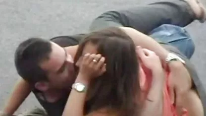 Mette una ragazza dai capelli ricci sul letto e rilassa un membro dell'ano, più in film hard visione gratis