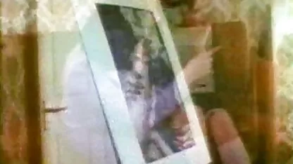 Una ballerina con collant strappati film porno con valentina nappi annidato sul divano di lato e l'insegnante spremitura vagina con le mani