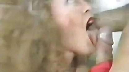 Un membro del kazako una madre baciare le gengive mentre in piedi sopra le ginocchia in cucina e prendere lo sperma sul suo viso video hard completo