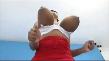 Gemelli siamesi lavoro siamese in un bordello e un uomo video hard per adulti molto felice di fare sesso con loro