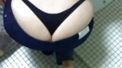 Ho decompresso la vagina e inserire l'acciaio esagonale in esso per ruotare il cilindro video hard per adulti