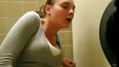 Le ragazze nere voglio vedere video hard si rallegrano reciprocamente mentre guardano i ricci tra i loro piedi
