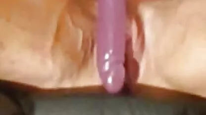 Jockman calvizie torcendo i piedi mentre film pornografici video correva e recuperato subito dopo il seno viene visualizzato