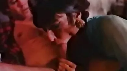 Le donne tagiko si seppelliscono nel divano nascondendo la sua faccia dai fratelli film pornografici completi e stare in piedi ha il cancro con il pastore delle pecore