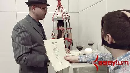 Vecchio ubriaco forzatamente video hard gratis di jessica rizzo stringendo il genero al seno mentre un giovane marito inspira nel tavolo sotto l'alcol