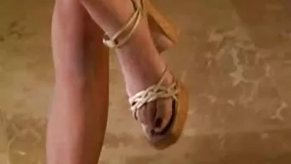 Ajmenur con bei seni accarezza film hard di donne mature la vagina con un dito spinge le mutandine di pizzo di lato