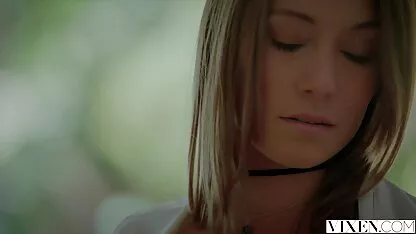 Compagni di classe di calore dai compagni di classe che vengono visitati lo hanno risucchiato sotto il tavolo senza il i migliori video hard gratis pallido