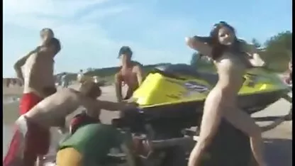 Non sospettano nemmeno della telecamera nella loro stanza porno gratis in e quindi si comportano come uno stronzo