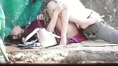 Derya glamour in bellissimi occhiali stringendo il clitoride con le dita e torcendo la coda film porno gratis maurizia paradiso di cavallo di peli pubici
