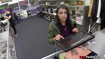 Un video hard italiani gratuiti uomo è pervertito su una donna nera che è appesa e fissata al soffitto, versando il clistere nel culo