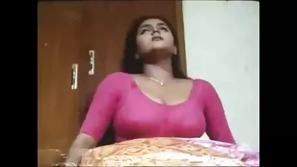 La signora bionda stava respingendo tutti i vicini rispettabili dei loro mariti ogni giorno cambiare il film hard con neri letto