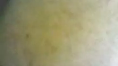 Un giovane apprendista diventa schiavo del Capo adulto, sdraiato sotto il tavolo a voglio vedere film hard leccare le gambe e le fighe loro