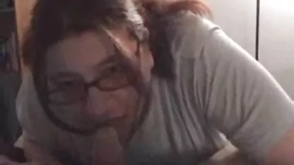 La gioventù avanzata Dell'India video nonne hard ha legato le mani alla stalla dietro la schiena e le ha fatto succhiare un cazzo