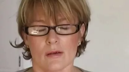 Ospedale femminile avvolto in un accappatoio, e una figliastra che ha portato il video hard con cavalli tè al letto e masticare il seno