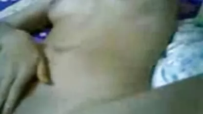 Una perla film hard gratis da scaricare è un galleggiante nudo sulla schiuma che gioca con un cappello, immergiti con le dita