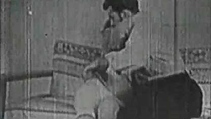 Zabirivaya Namira con gli occhiali e il corpo sottile indulgere video hard gratis rocco in vitello durante il bagno, in posa per la fotocamera del telefono