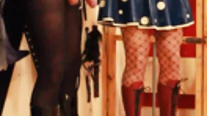 Sono ubriaco nella museruola di vodka e mi siedo film porno sesso gratis sul divano con la vagina nuda, ho colpito un dito alla telecamera.