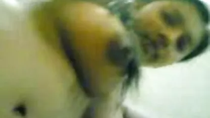 Un uomo film porno di selen gratis sbirciò sotto il mantello della moglie di suo figlio, ed è senza pantaloni