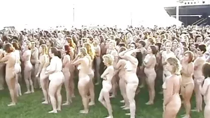 Belle video hard con donne mature donne dalla Repubblica Ceca con musica lenta posa nuda nel letto e toccandosi il clitoride