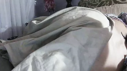 Una ragazza magra di Rostov che rovina film porno gratis 18 la vagina con un setaccio dal bagno, seduta in bagno con le gambe divaricate