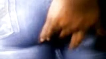 Mentre sua moglie non è a casa, un uomo riempie periodicamente la bocca e la vagina con violentata video hard lo sperma della sua figliastra inserendo un pollo in lei