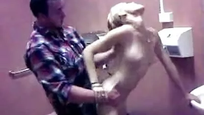 Il padre del marito Georgiano dà alla figlia la bocca per succhiare il suo cazzo che è soffice e soffiare tra video di donne hard il pane