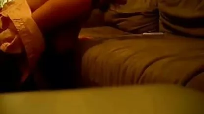 Uno video hard più belli studente che succhia pichugan a un direttore dei giovani in un'aula vuota dopo le lezioni e il capo della scuola trovano il loro